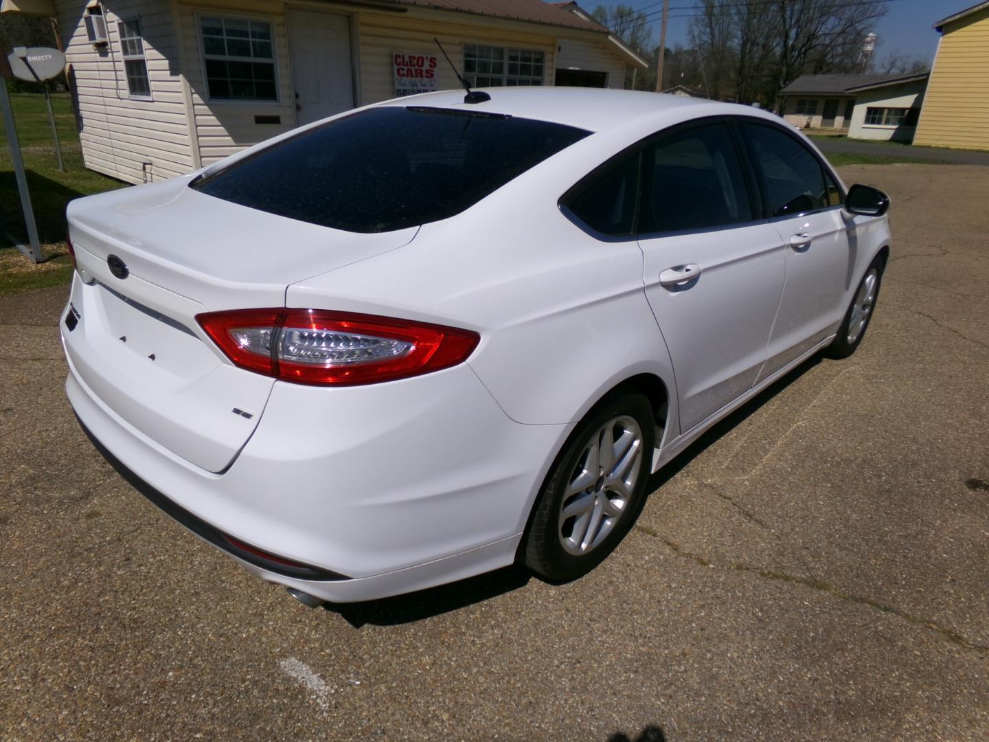 2015 White /Black Ford Fusion SE (1FA6P0H70F5) with an 2.5L L4 DOHC 16V engine, automatic transmission, located at 401 First NE, Bearden, AR, 71720, (870) 687-3414, 33.726528, -92.611519 - Photo#19